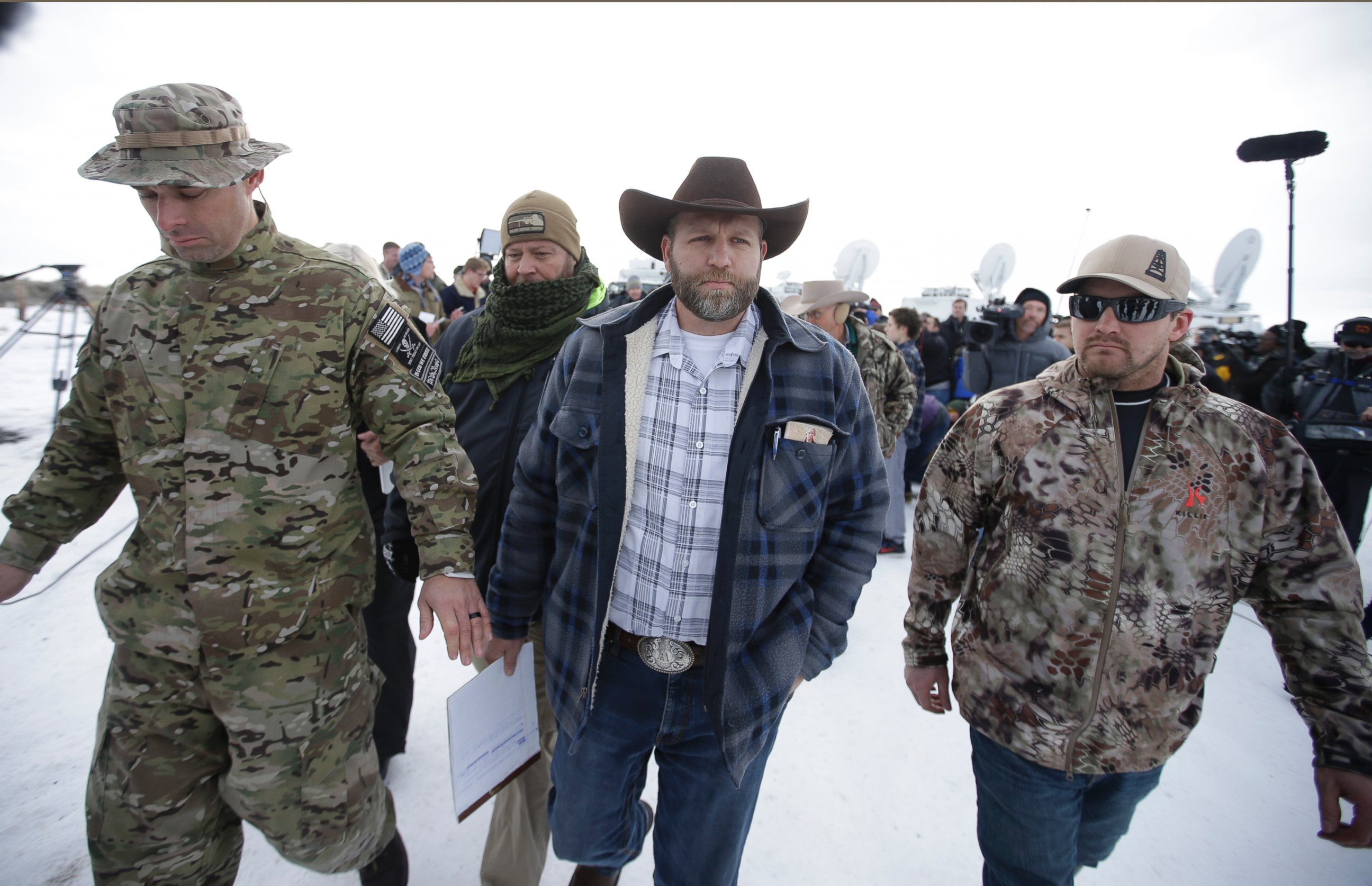 PHOTO: Ammon Bundy, center, walks off after speaking with reporters during a news conference at Malheur National Wildlife Refuge headquarters, Jan. 4, 2016, near Burns, Ore.
