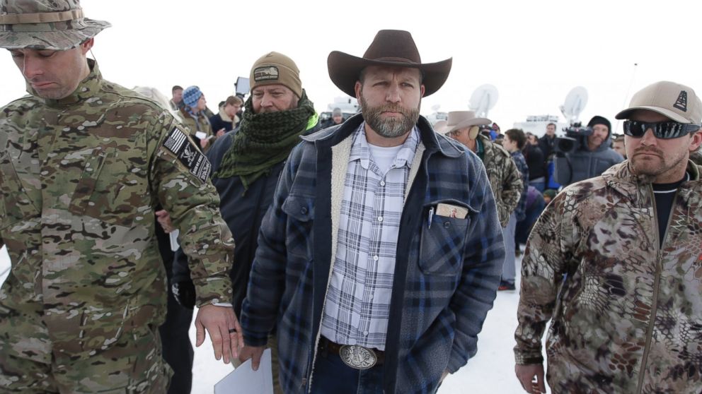 PHOTO: Ammon Bundy, center, walks off after speaking with reporters during a news conference at Malheur National Wildlife Refuge headquarters, Jan. 4, 2016, near Burns, Ore.