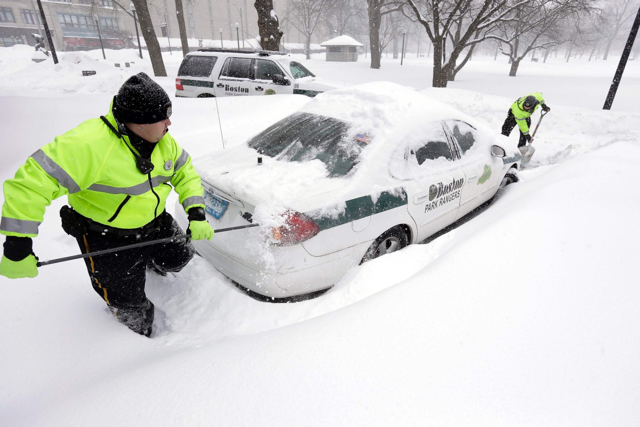 PHOTO: Boston park rangers clear snow from around their car on Feb. 9, 2015, on Boston Common.
