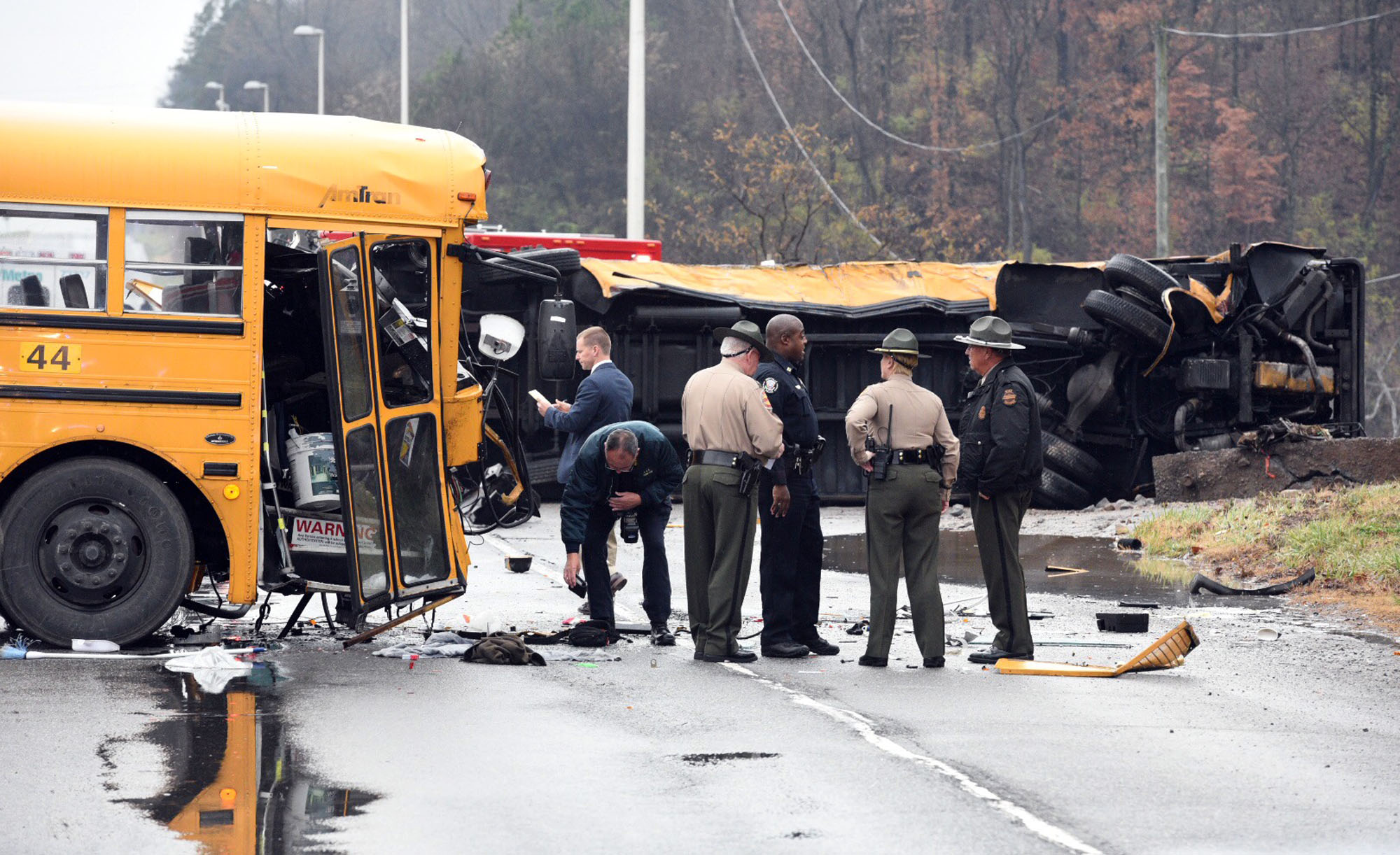 PHOTO: Police rope off the scene of an accident involving two school buses in Knoxville, Dec. 2, 2014. 