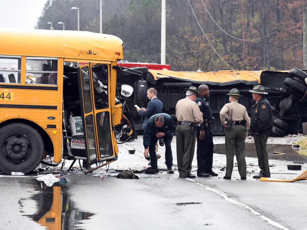 Bus crash. Авария со школьным автобусом. Кладбище школьных автобусов. Разбитый школьный автобус. Школьный автобус в США пропавший 3.