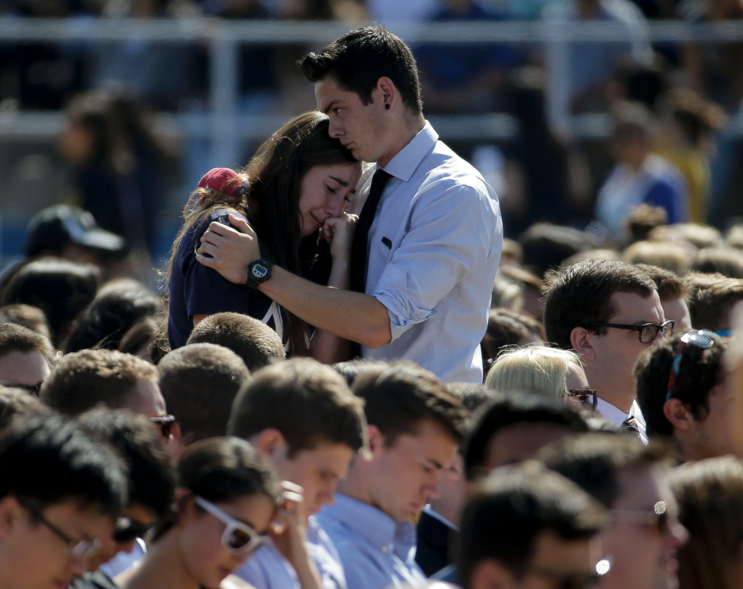 PHOTO: A couple embraces before a memorial service at Harder Stadium on the campus of University of California, Santa Barbara, May 27, 2014.