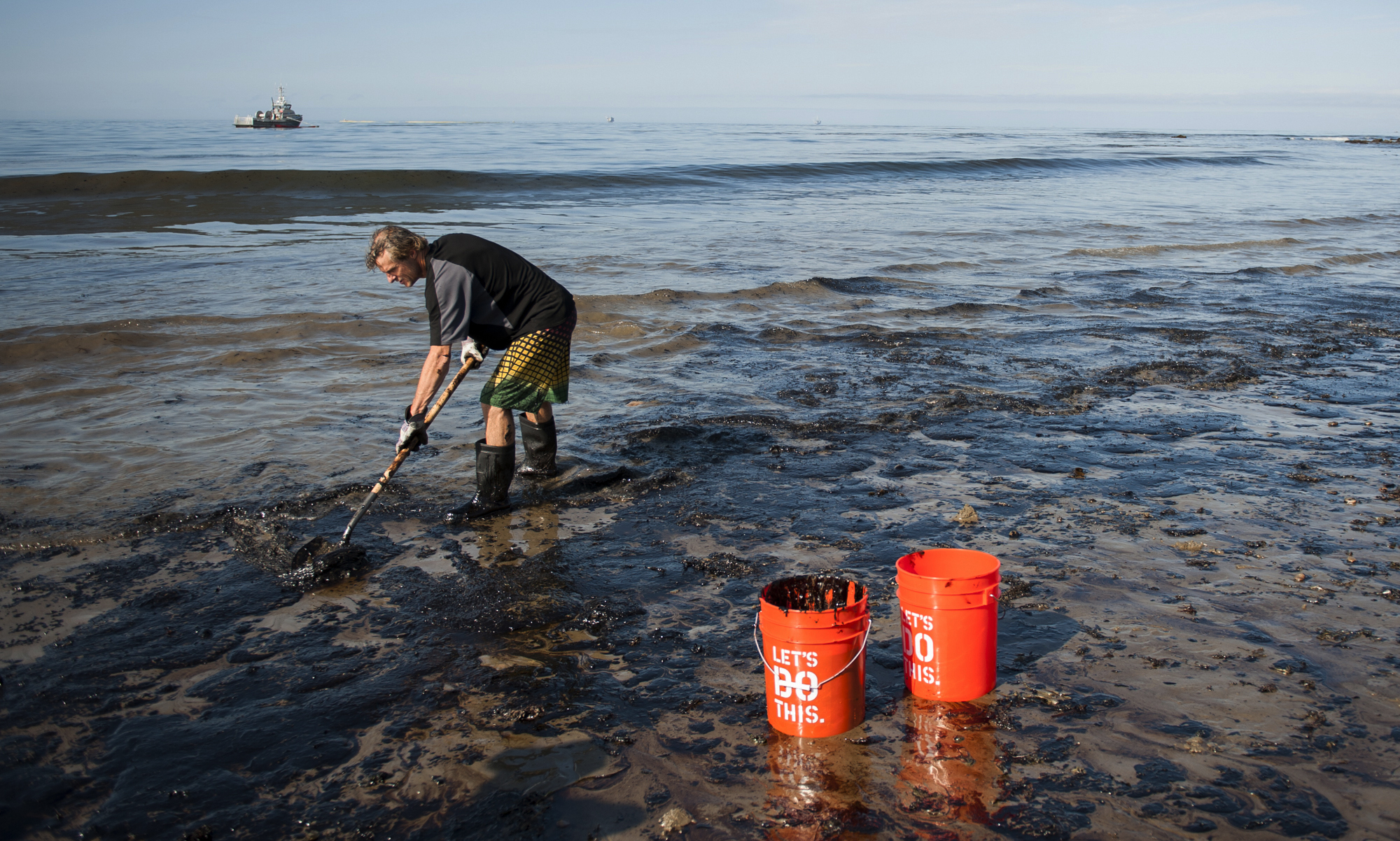 Очистка воды экология. Разлив нефти в Санта Барбаре. Загрязнение океана разливы нефти. Загрязнение моря нефтью. Загрязнение воды нефтепродуктами.