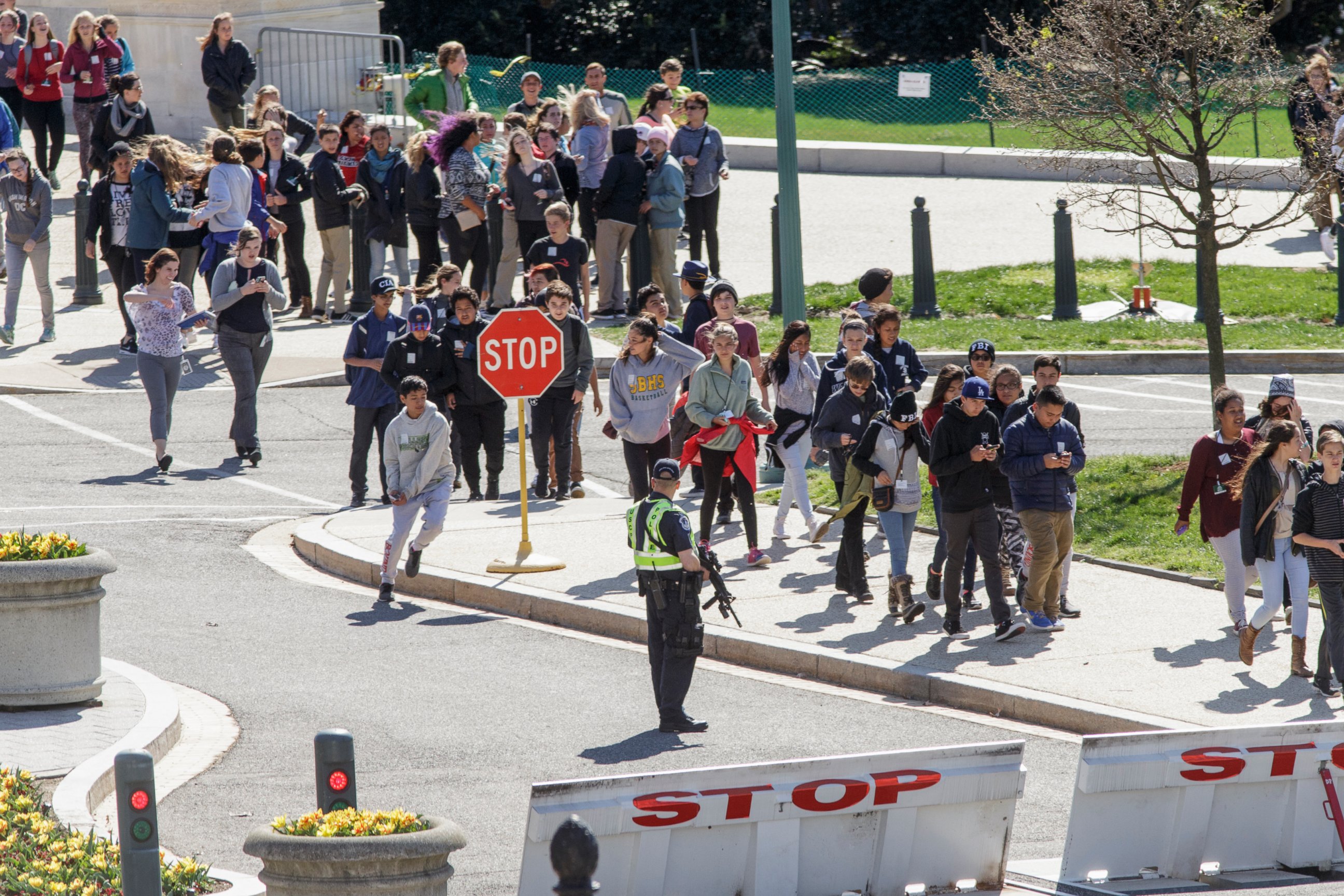 PHOTO: Tourists are directed by Capitol Police away from the Capitol on Constitution Ave. and Delaware Ave. in Washington, March 28, 2016.