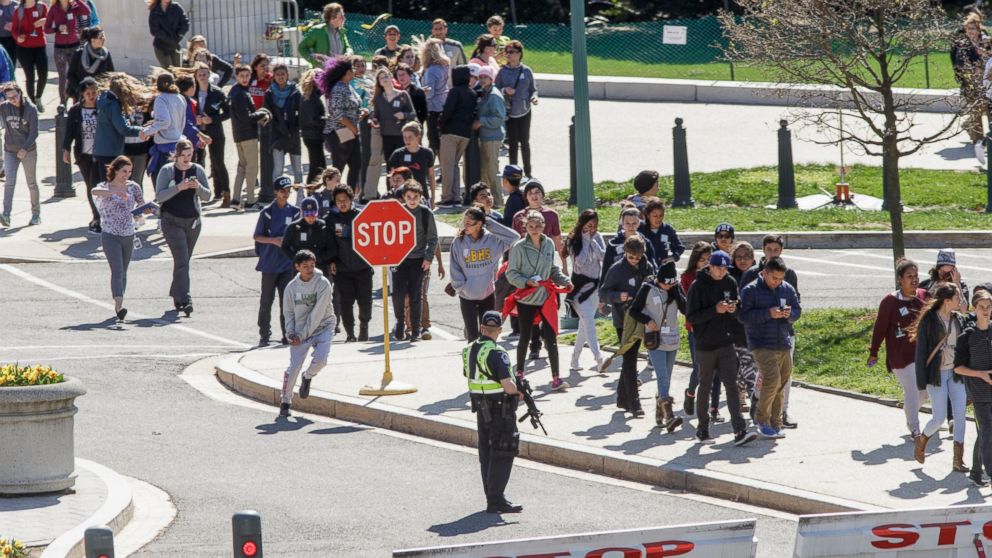 PHOTO: Tourists are directed by Capitol Police away from the Capitol on Constitution Ave. and Delaware Ave. in Washington, March 28, 2016.