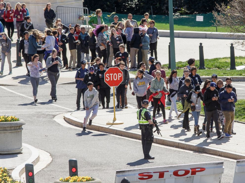 PHOTO: Tourists are directed by Capitol Police away from the Capitol on Constitution Ave. and Delaware Ave. in Washington, March 28, 2016.
