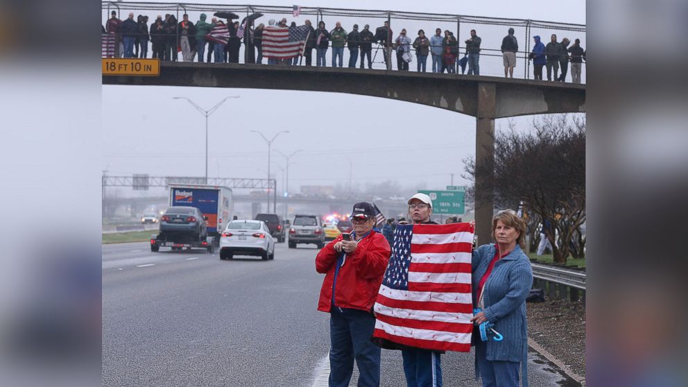 PHOTO: Supporters of Chris Kyle line up along the southbound lane of Interstate 35, Feb. 12, 2013, in Waco, Texas, for his final journey to Austin.
