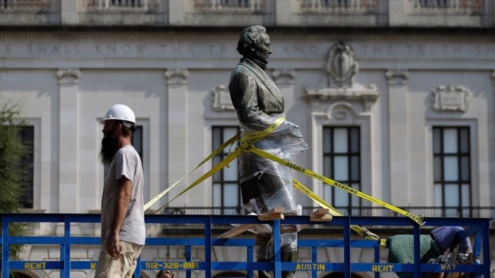 PHOTO: A statue of Confederate President Jefferson Davis is moved from its location in front of the school's main tower the University of Texas campus, Aug. 30, 2015, in Austin, Texas.