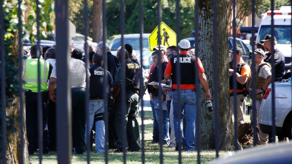 PHOTO: Law enforcement officers gather on the Delta State University campus to search for an active shooter in connection with a the shooting of history professor in Cleveland, Miss., Sept. 14, 2015.