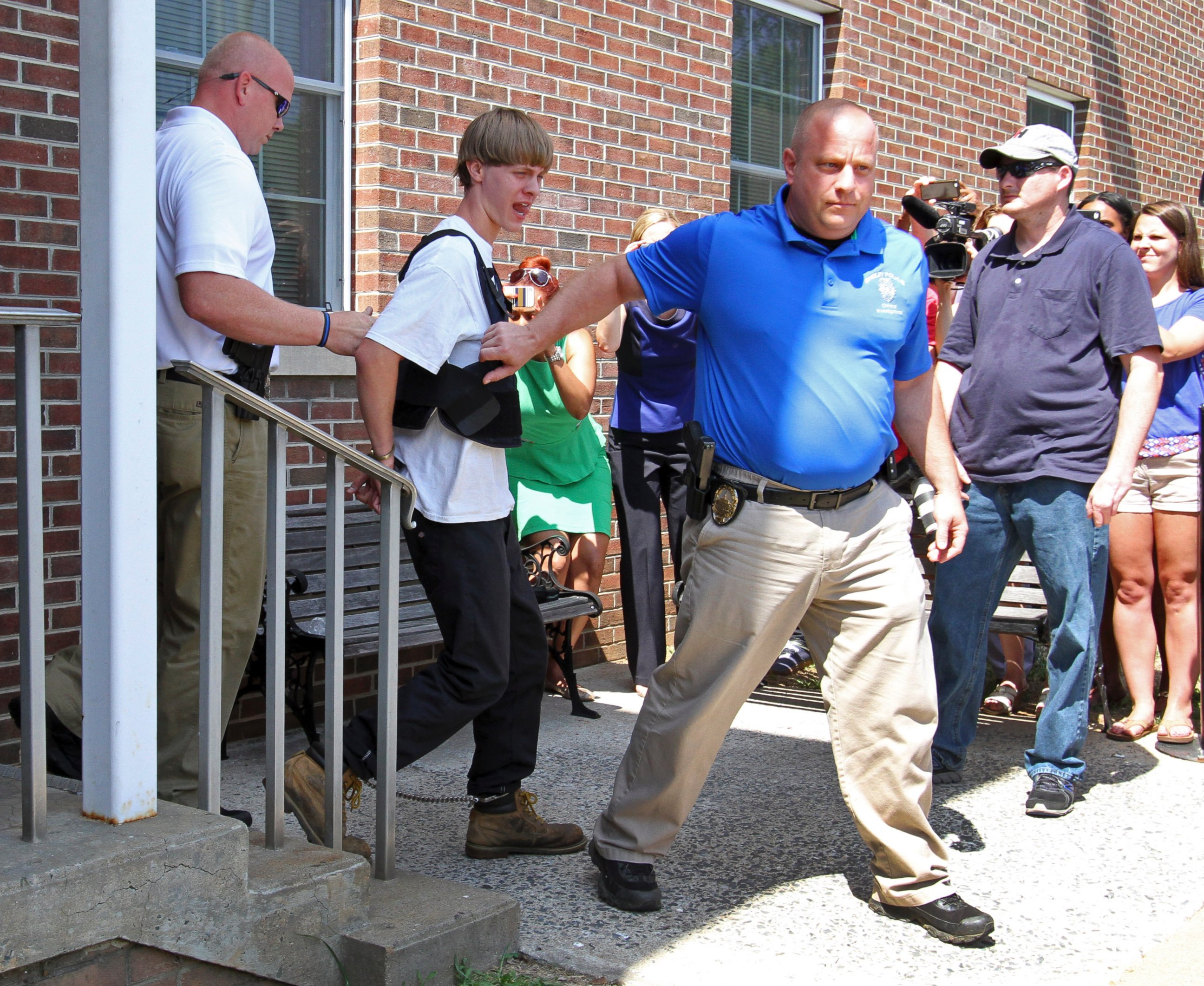 PHOTO: Charleston, S.C., shooting suspect Dylann Storm Roof, second from left, is escorted from the Shelby Police Department in Shelby, N.C., June 18, 2015. 