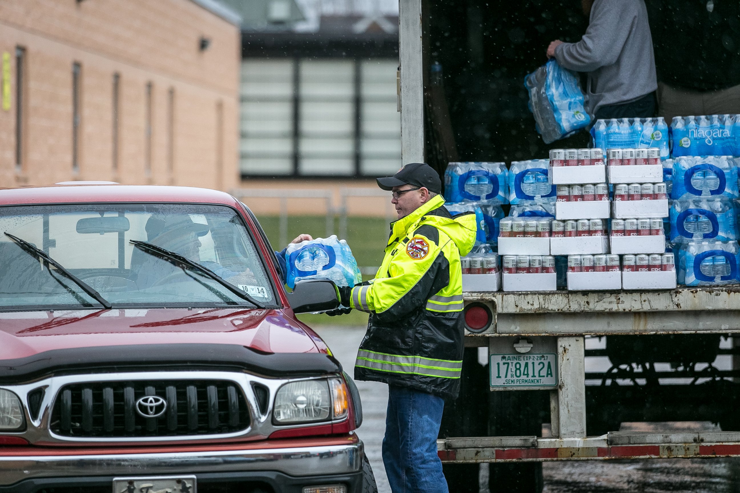 PHOTO: Members of the Nitro Volunteer Fire Department distribute water to local residents following the chemical spill on Jan. 11, 2014 in Charleston, W.V. 