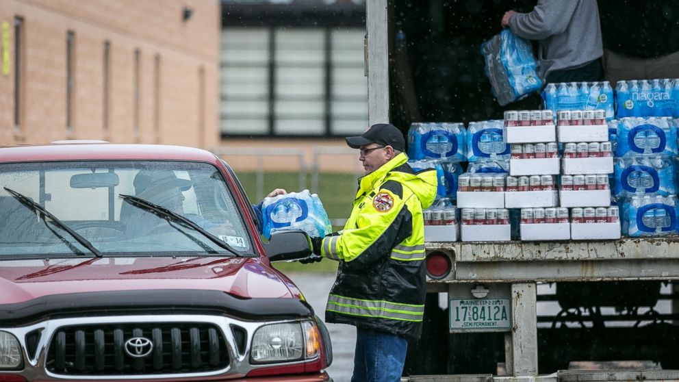 PHOTO: Members of the Nitro Volunteer Fire Department distribute water to local residents following the chemical spill on Jan. 11, 2014 in Charleston, W.V. 