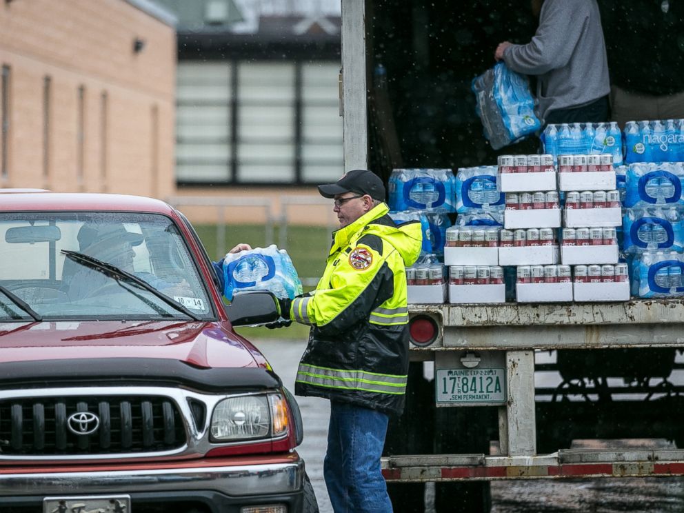 PHOTO: Members of the Nitro Volunteer Fire Department distribute water to local residents following the chemical spill on Jan. 11, 2014 in Charleston, W.V.
