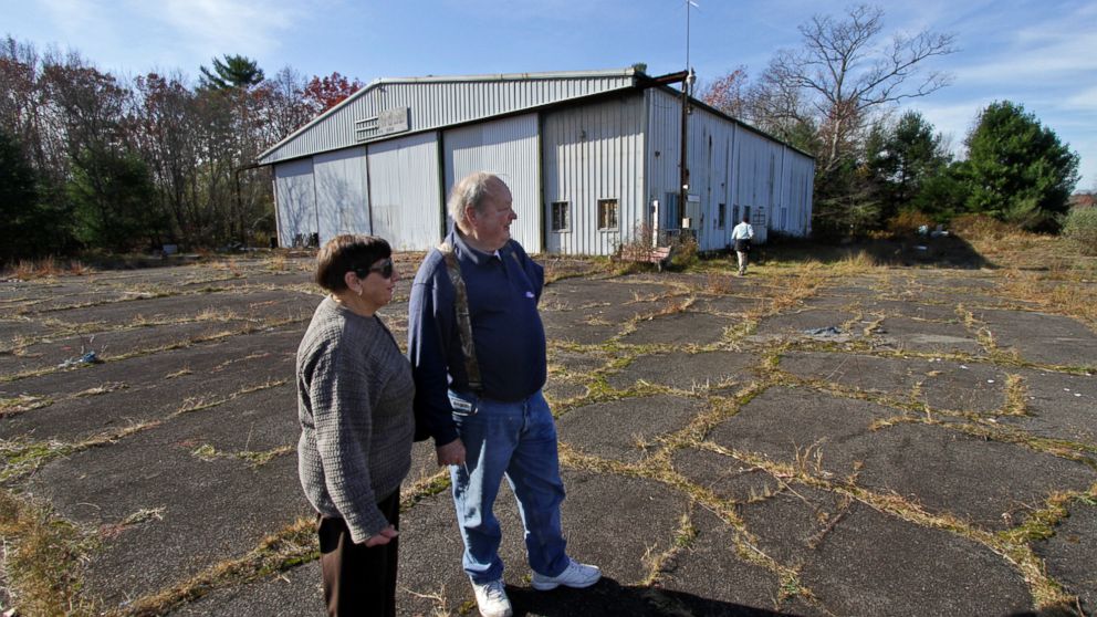 PHOTO: Maureen and Werner Kuesters of Tannersville, Pa., look over the airport hangar and airstrip at the abandoned Birchwood Resort grounds in Pocono Township, Pa., Nov. 4, 2014, where accused Pennsylvania State Trooper killer Eric Frein was arrested.