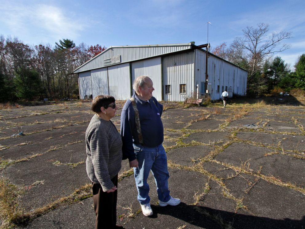 PHOTO: Maureen and Werner Kuesters of Tannersville, Pa., look over the airport hangar and airstrip at the abandoned Birchwood Resort grounds in Pocono Township, Pa., Nov. 4, 2014, where accused Pennsylvania State Trooper killer Eric Frein was arrested.