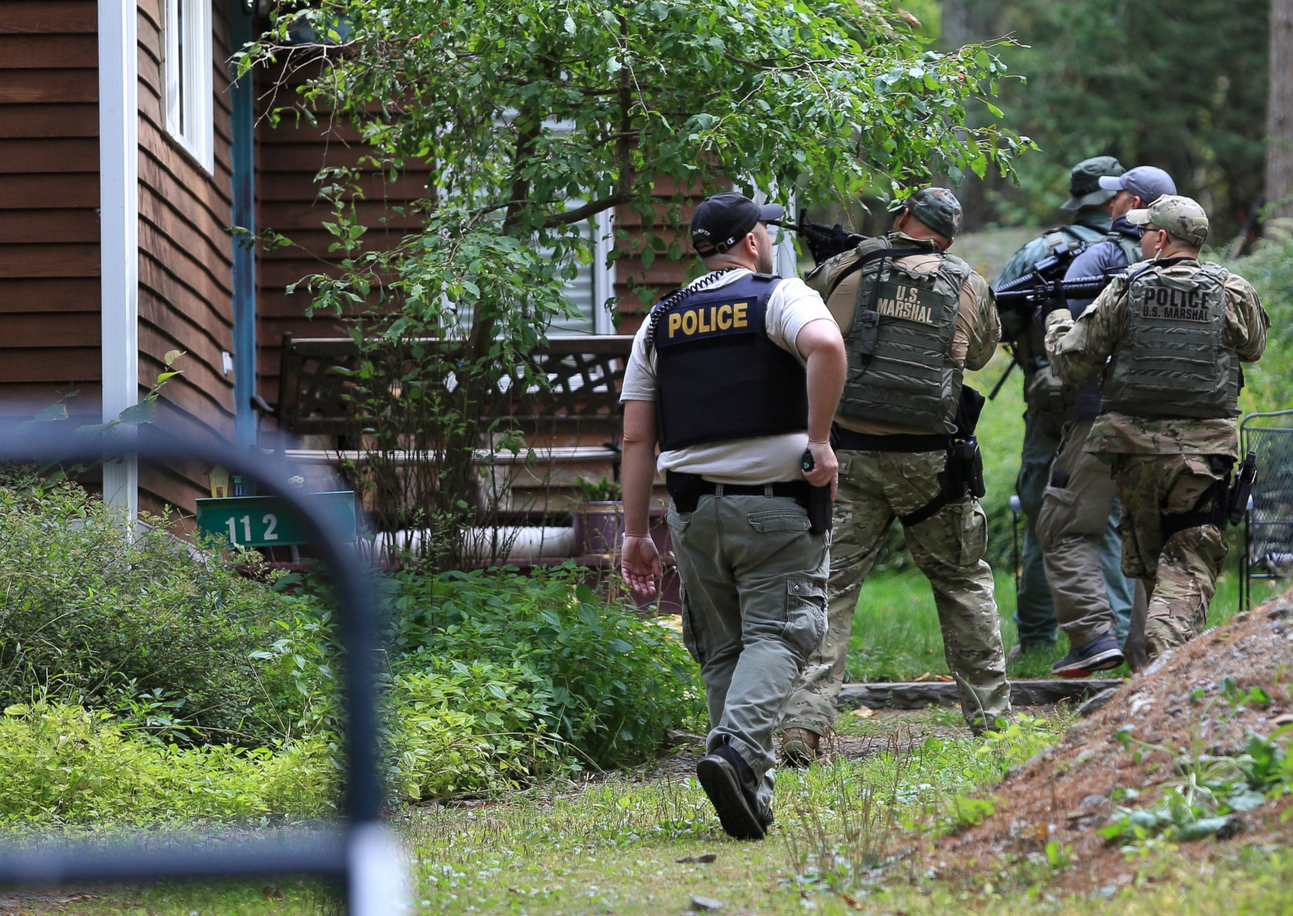 PHOTO: Pennsylvania State Police troopers and U.S. Marshals investigate and clear homes in the search for suspect Eric Frein, Sept. 24, 2014 in Canadensis, Pa.