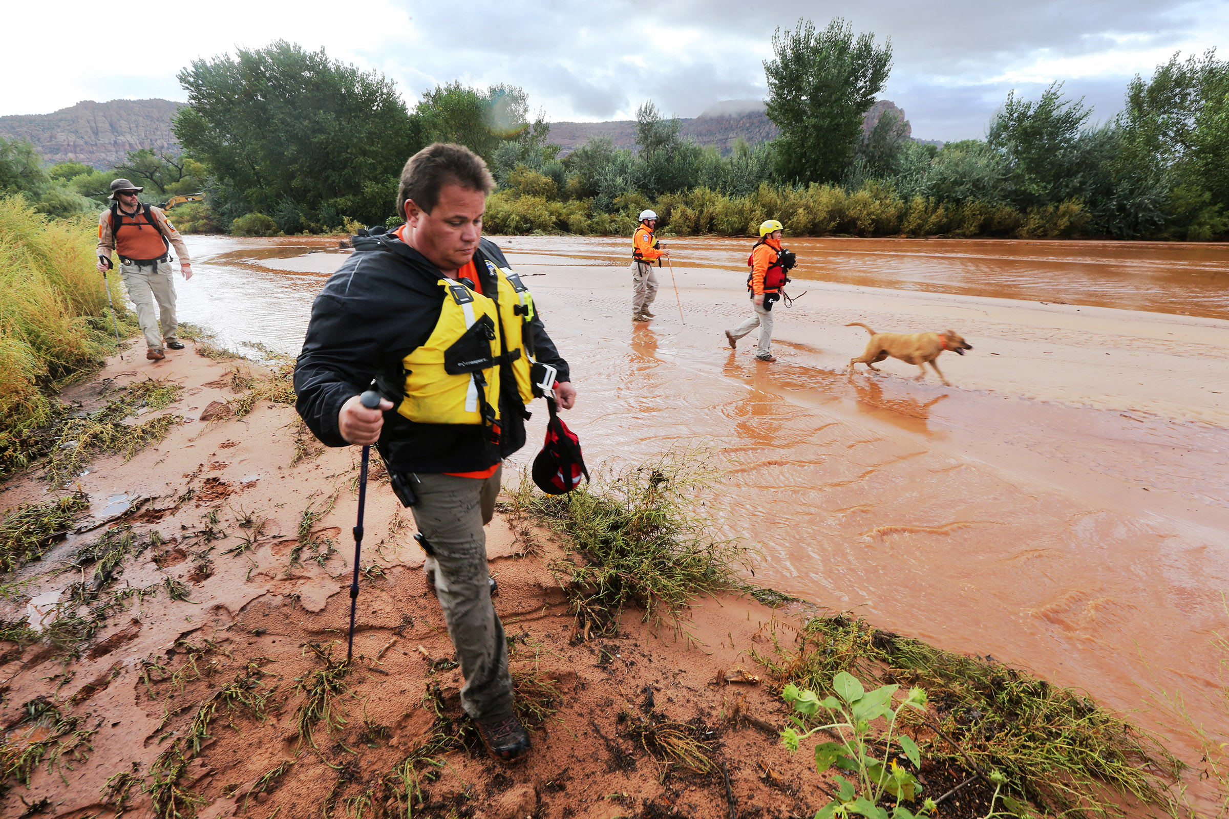 PHOTO: Members of the Mojave County search and rescue team use dogs to search for bodies after a flash flood on Sept. 15, 2015 in Colorado City, Ariz.