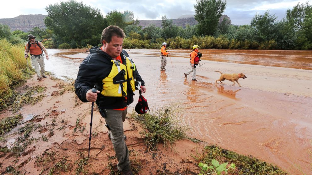 PHOTO: Members of the Mojave County search and rescue team use dogs to search for bodies after a flash flood on Sept. 15, 2015 in Colorado City, Ariz.