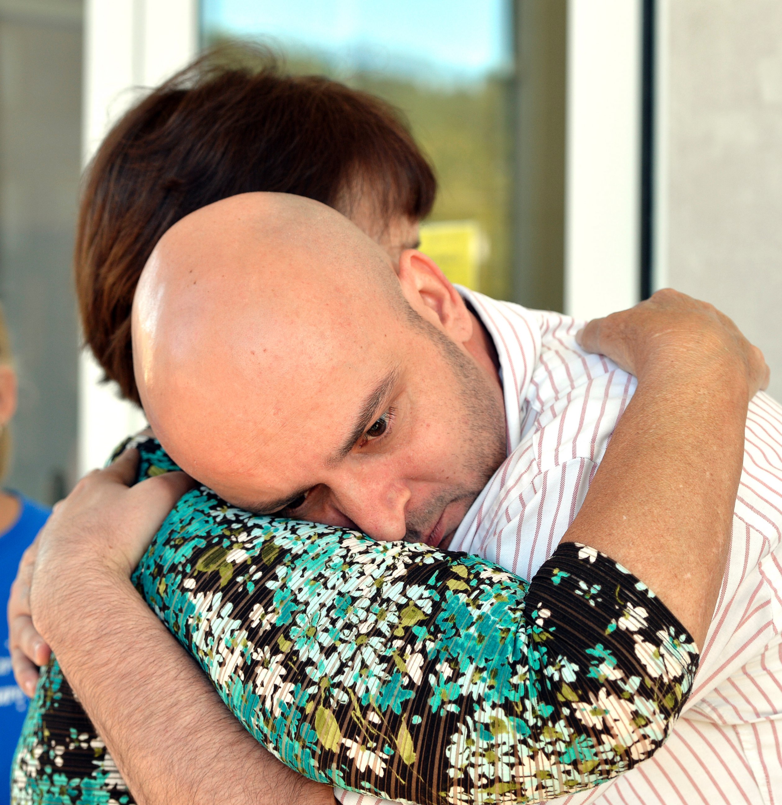 PHOTO: William Smith Jr. and Mary Hargis embrace outside the Rowan County Courthouse in Morehead, Ky., Aug. 27, 2015.