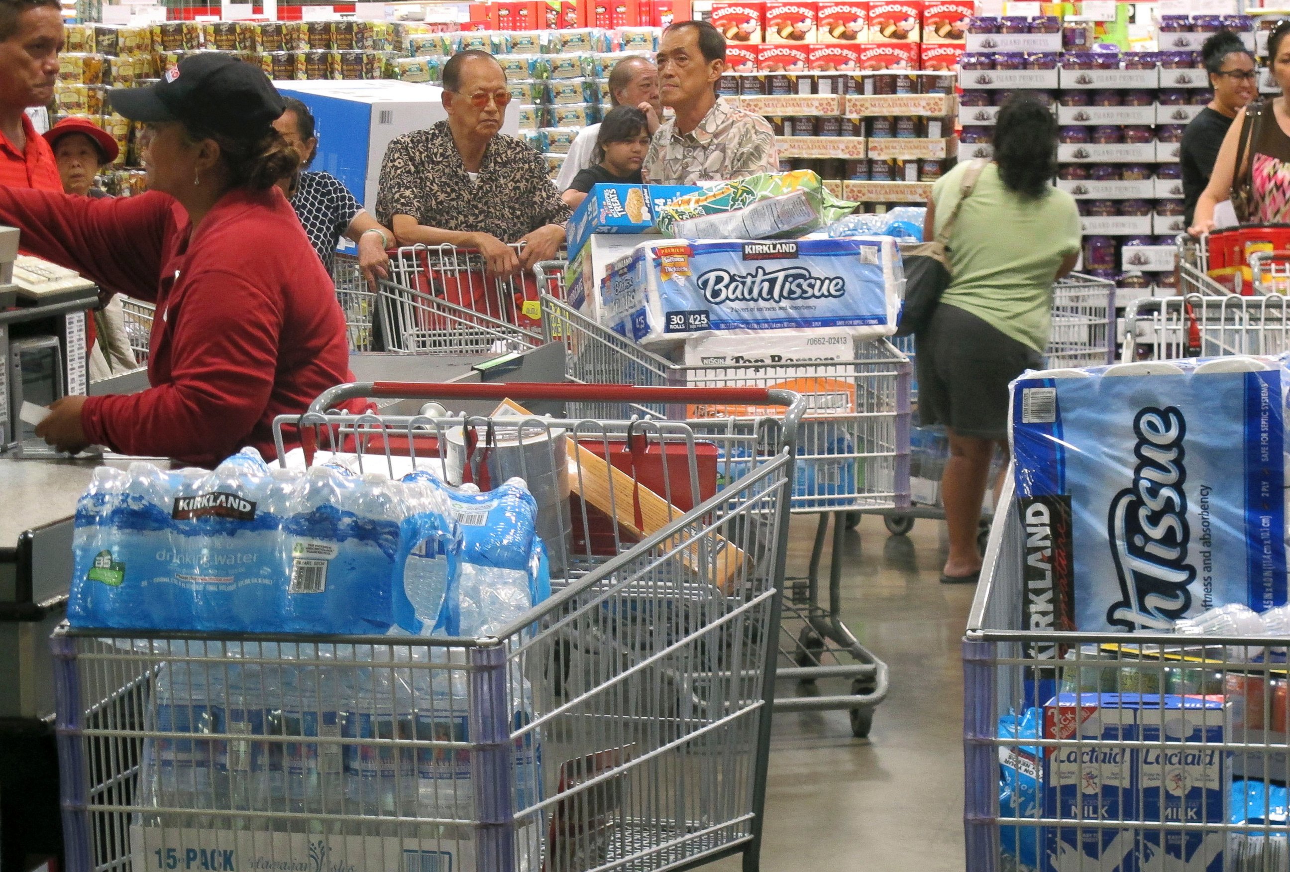 PHOTO: Shoppers stock up on cases of bottled water and other supplies in preparation for a hurricane and tropical storm heading toward Hawaii at the Iwilei Costco in Honolulu on Tuesday, Aug. 5, 2014.