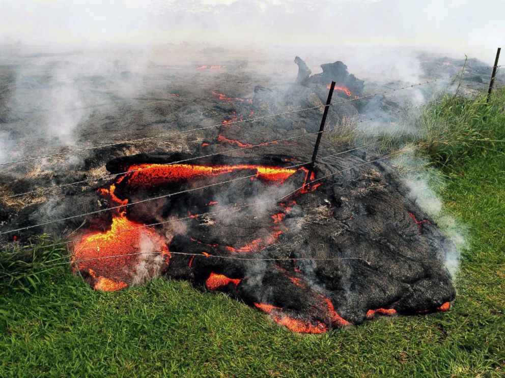 Unstoppable Lava Flow Reaches Hawaiian Town Abc News 