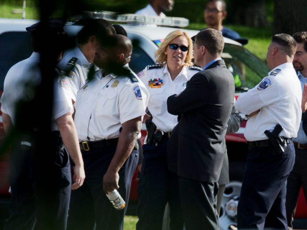 PHOTO: District of Columbia Police Chief Cathy Lanier, center, talks to other officials at the scene of a house fire where four people were found dead, May 14, 2015.