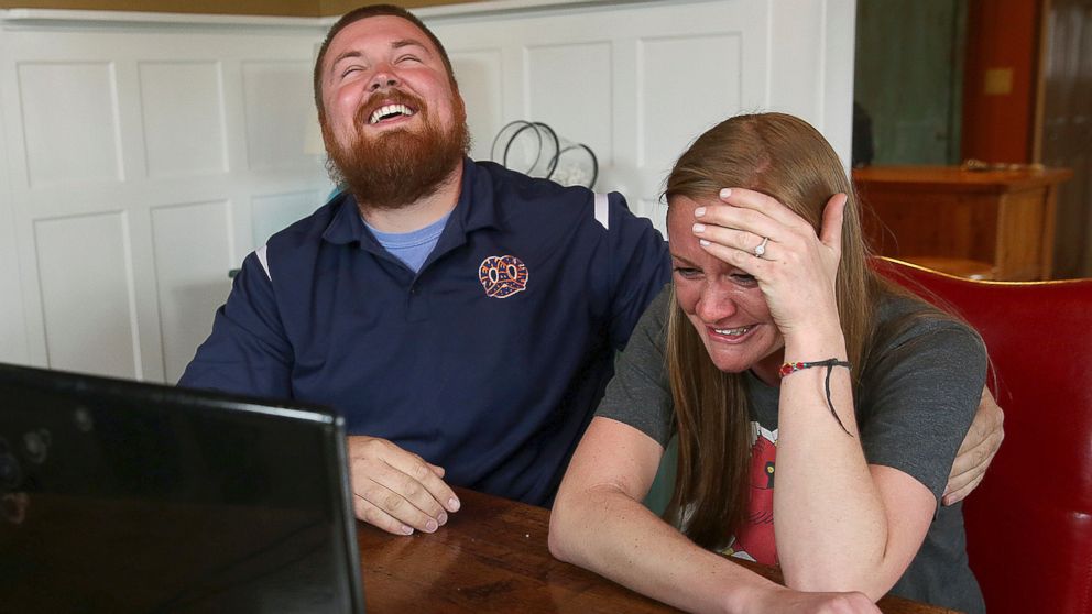 PHOTO: In this Monday, April 6, 2015 photo, Joel Burger and Ashley King react at King?s home in New Berlin, Ill., after learning from a New York public relations firm that Burger King has offered to pay the expenses and provide gifts for their wedding.