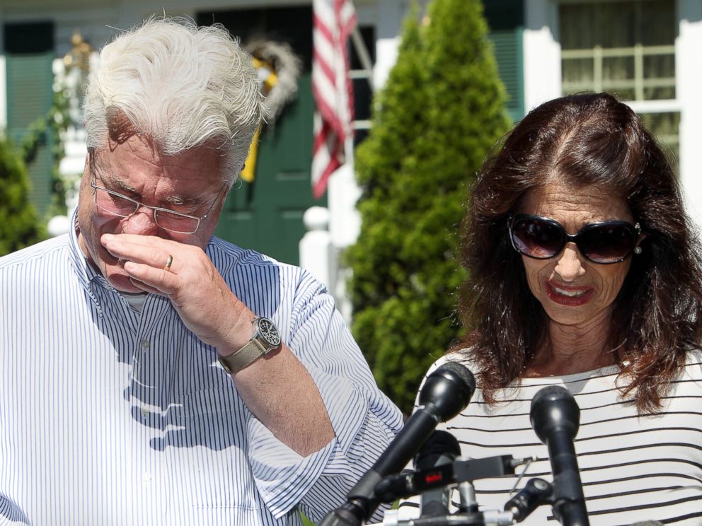 PHOTO: John and Diane Foley talk to reporters after speaking with U.S. President Barack Obama Aug. 20, 2014 outside their home in Rochester, N.H.