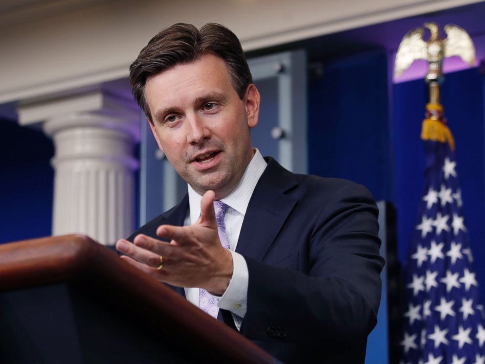 PHOTO: White House press secretary Josh Earnest speaks during the daily news briefing at the White House in Washington, Oct. 3, 2016.