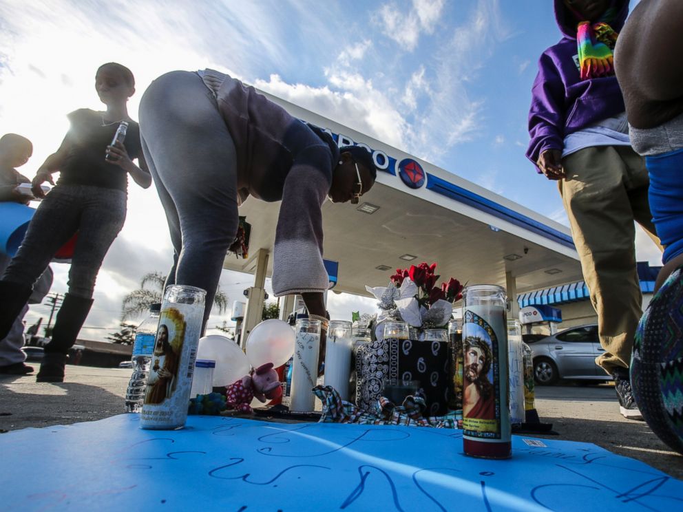 PHOTO: A makeshift memorial set up Sunday, Dec. 13, 2015, for a man who was shot and killed by Los Angeles County Sheriffs deputies Saturday near a gasoline station, in Lynwood, Calif.