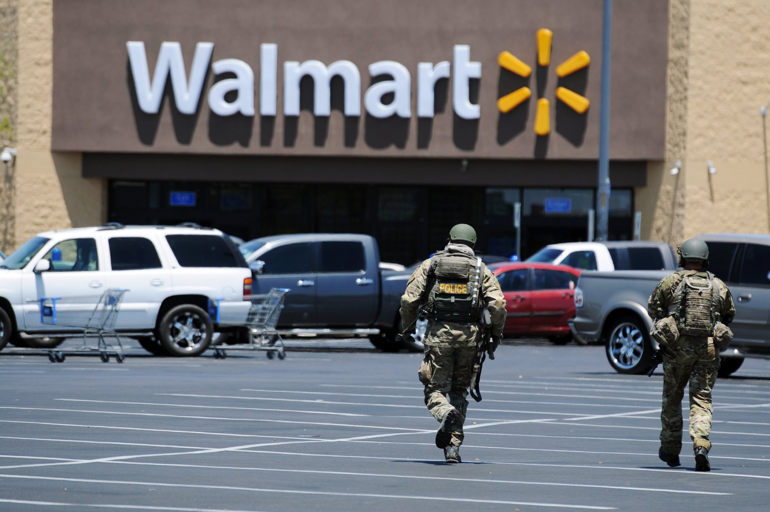 PHOTO: Police officers visit the scene of a shooting in Las Vegas, Sunday, June 8, 2014.