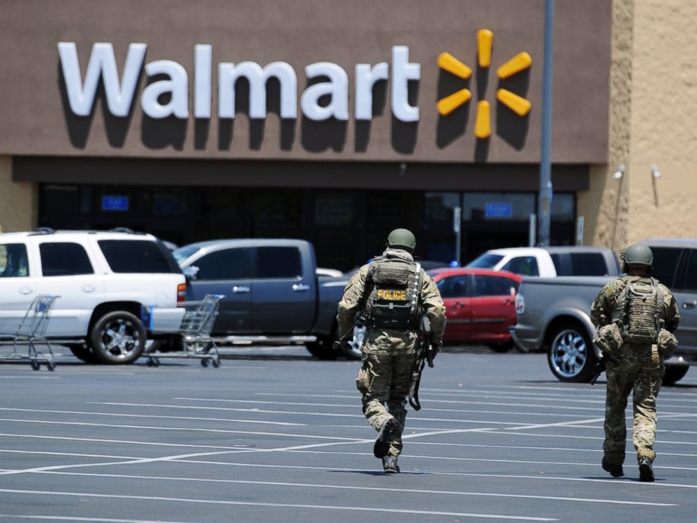 PHOTO: Police officers visit the scene of a shooting in Las Vegas, Sunday, June 8, 2014.