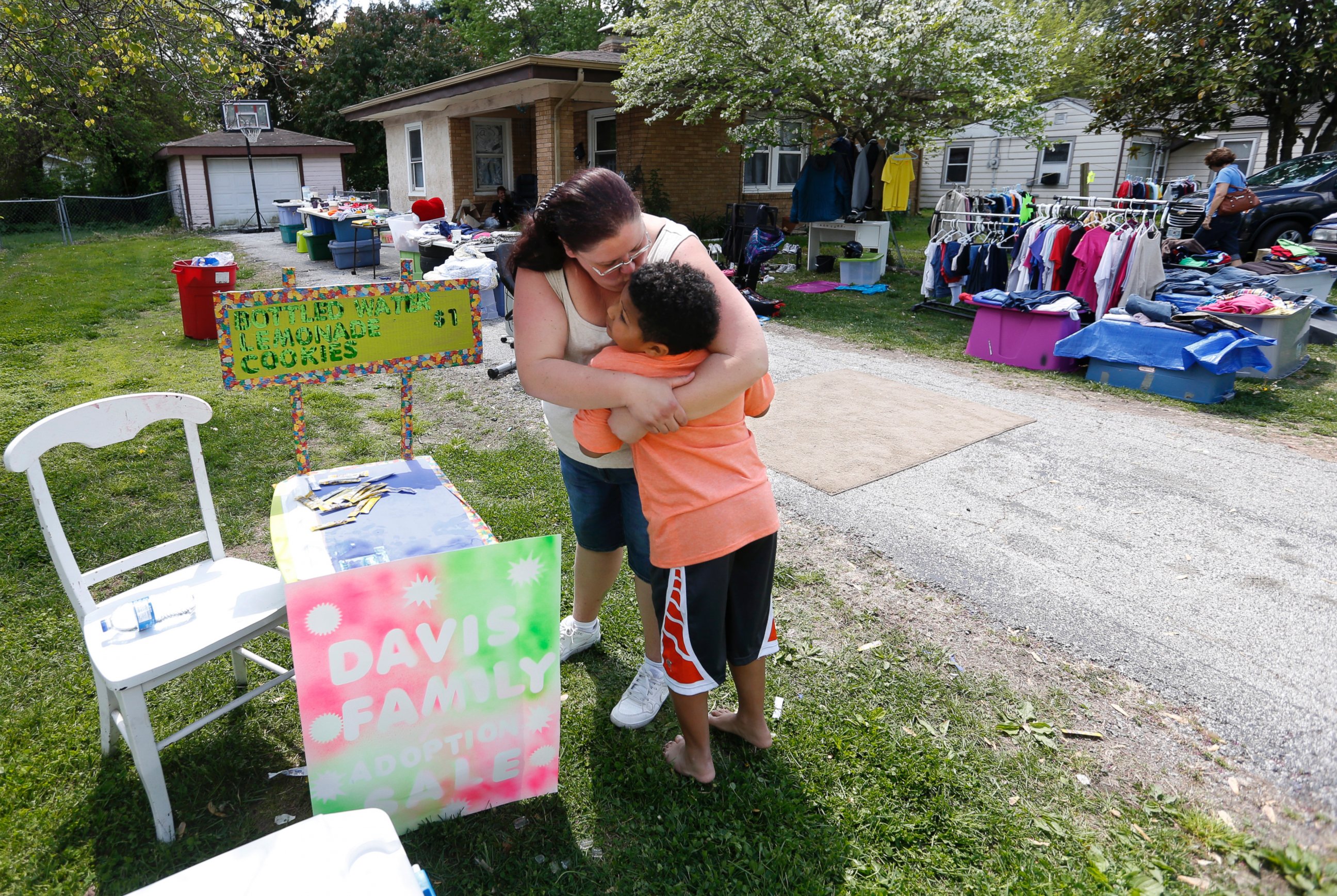 PHOTO: Donnie Davis gives Tristan Jacobson a kiss outside their home in Springfield, Mo., April 22, 2016.