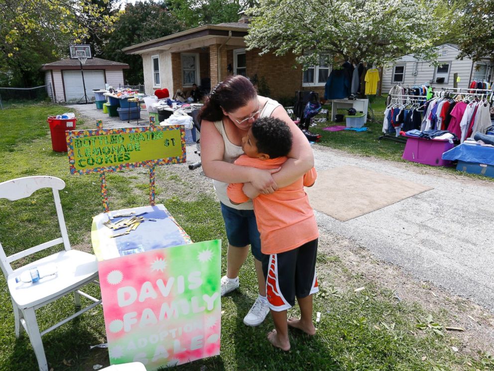 PHOTO: Donnie Davis gives Tristan Jacobson a kiss outside their home in Springfield, Mo., April 22, 2016.