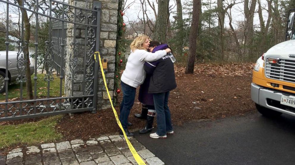 PHOTO: A group of women gather outside the gate of a home following a fire in Childs Point Road, Jan. 19, 2015, in Annapolis, Md.
