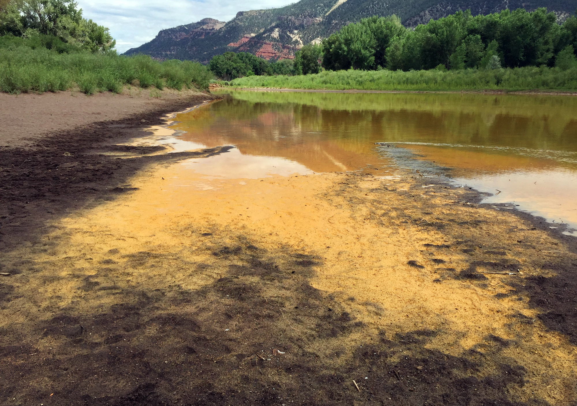 PHOTO: As the Animas River begins to recede it reveals a sludge left behind by the Gold King Mine spillage just north of Durango Colo. on Aug. 7, 2015.