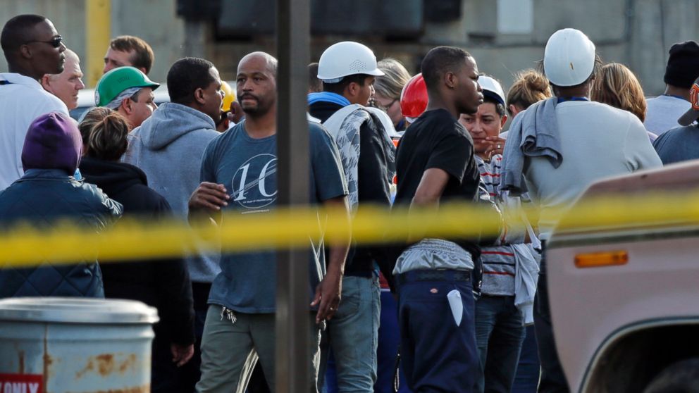 PHOTO: Employees wait in the parking lot as police investigate at Vaughn Foods on  Sept. 25, 2014 in Moore, Okla.