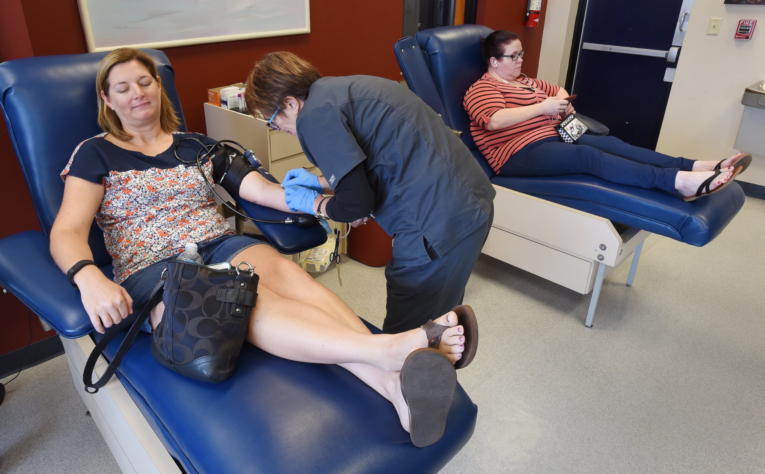PHOTO: Aimee McCarthy from Jacksonville, Fla., gives blood at the Oneblood facility on Beach Blvd. In Jacksonville, Fla., June 12, 2016, to help the victims from a mass shooting at a nightclub in Orlando, June 12, 2016.