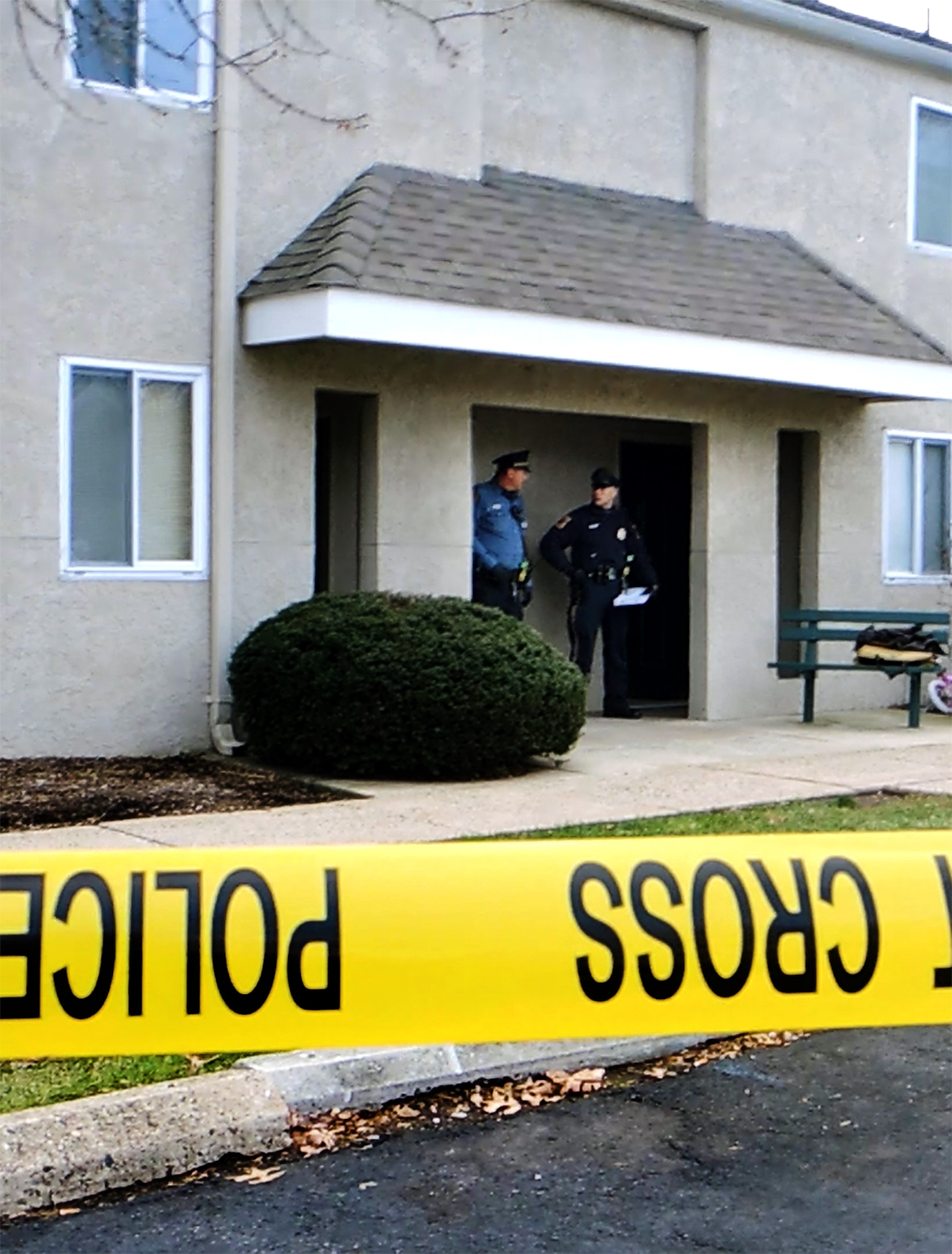PHOTO: Police and Montgomery County investigators process the scene of an overnight shooting at the Pheasant Run Apartments in Harleysville, Pa., Dec. 15, 2014.