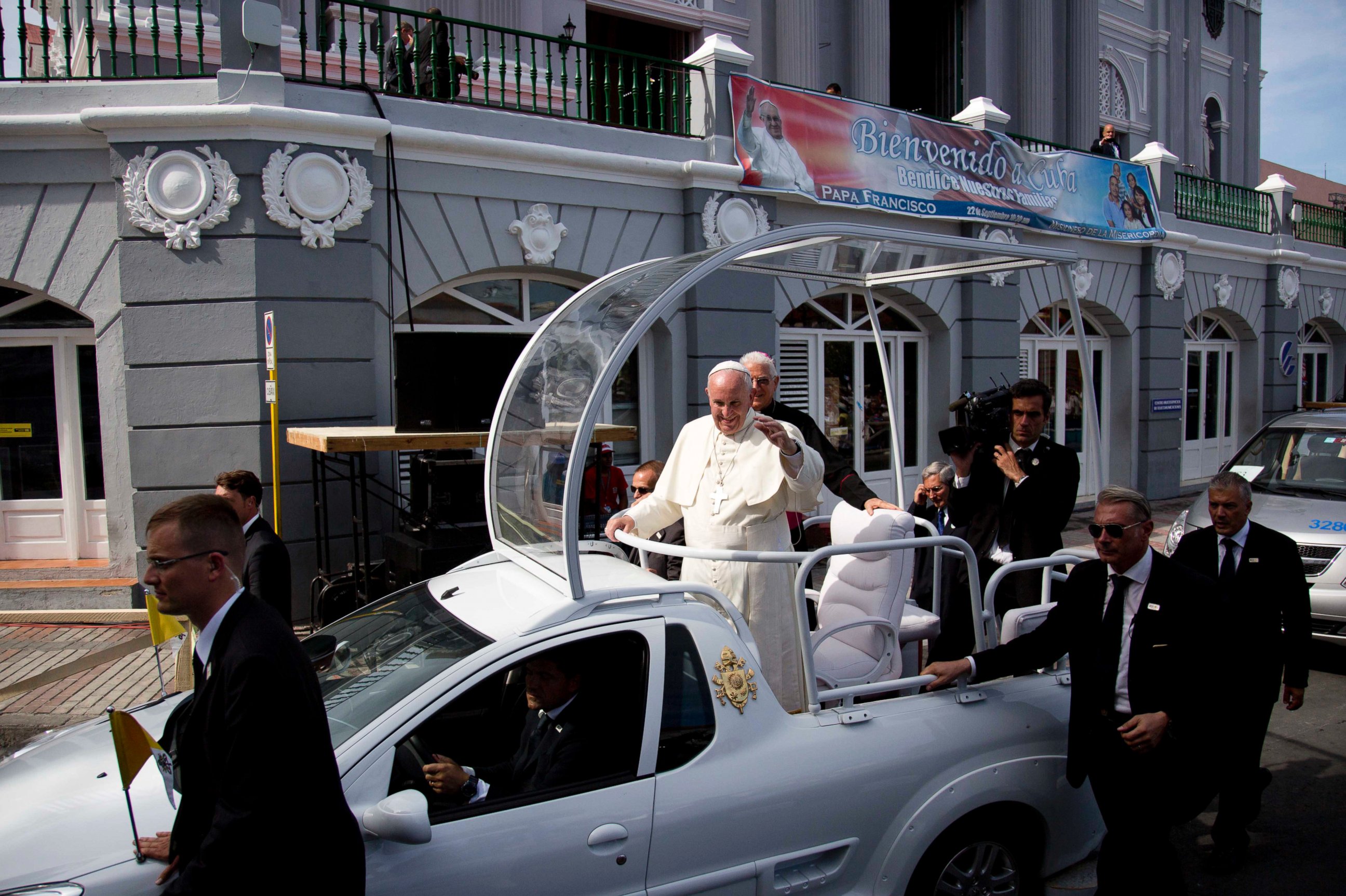 PHOTO: Security surrounds Pope Francis' popemobile as he makes his way to the Metropolitan Cathedral to celebrate Mass in Santiago de Cuba, Cuba, Sept. 22, 2015.