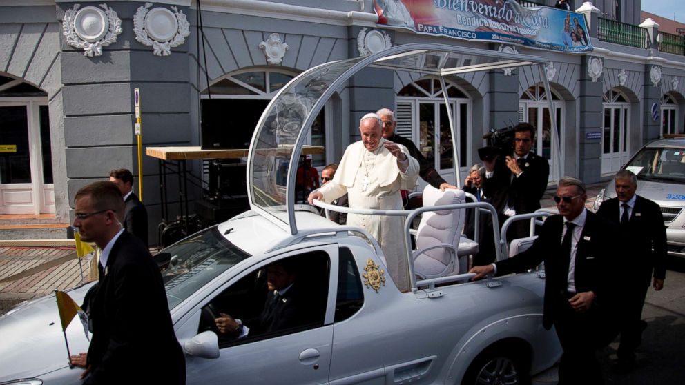 PHOTO: Security surrounds Pope Francis' popemobile as he makes his way to the Metropolitan Cathedral to celebrate Mass in Santiago de Cuba, Cuba, Sept. 22, 2015.