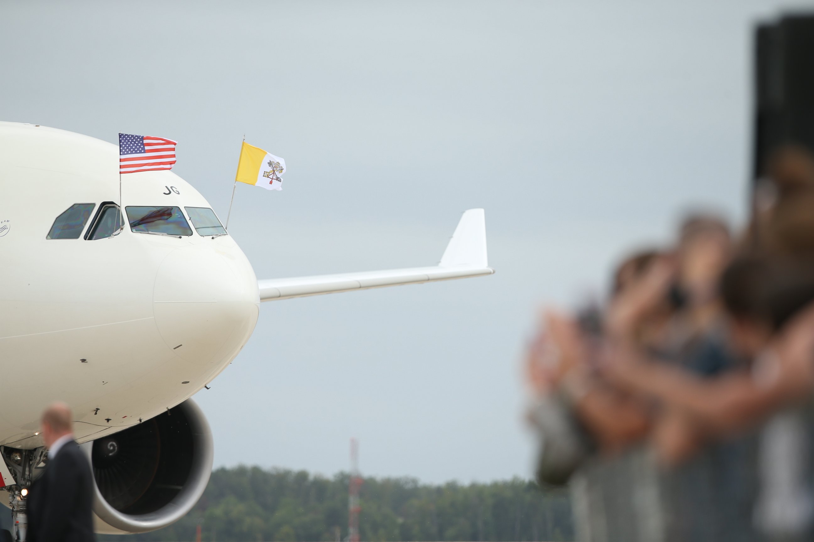 PHOTO: A crowd waves to a plane carrying Pope Francis as he arrives at Andrews Air Force Base, Md., Sept. 22, 2015.
