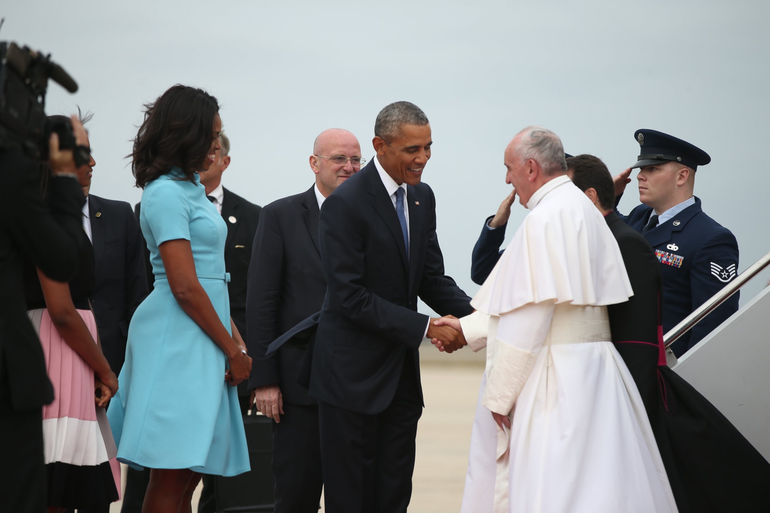 PHOTO: President Barack Obama and first lady Michelle Obama greet Pope Francis upon his arrival at Andrews Air Force Base, Md., Sept. 22, 2015.