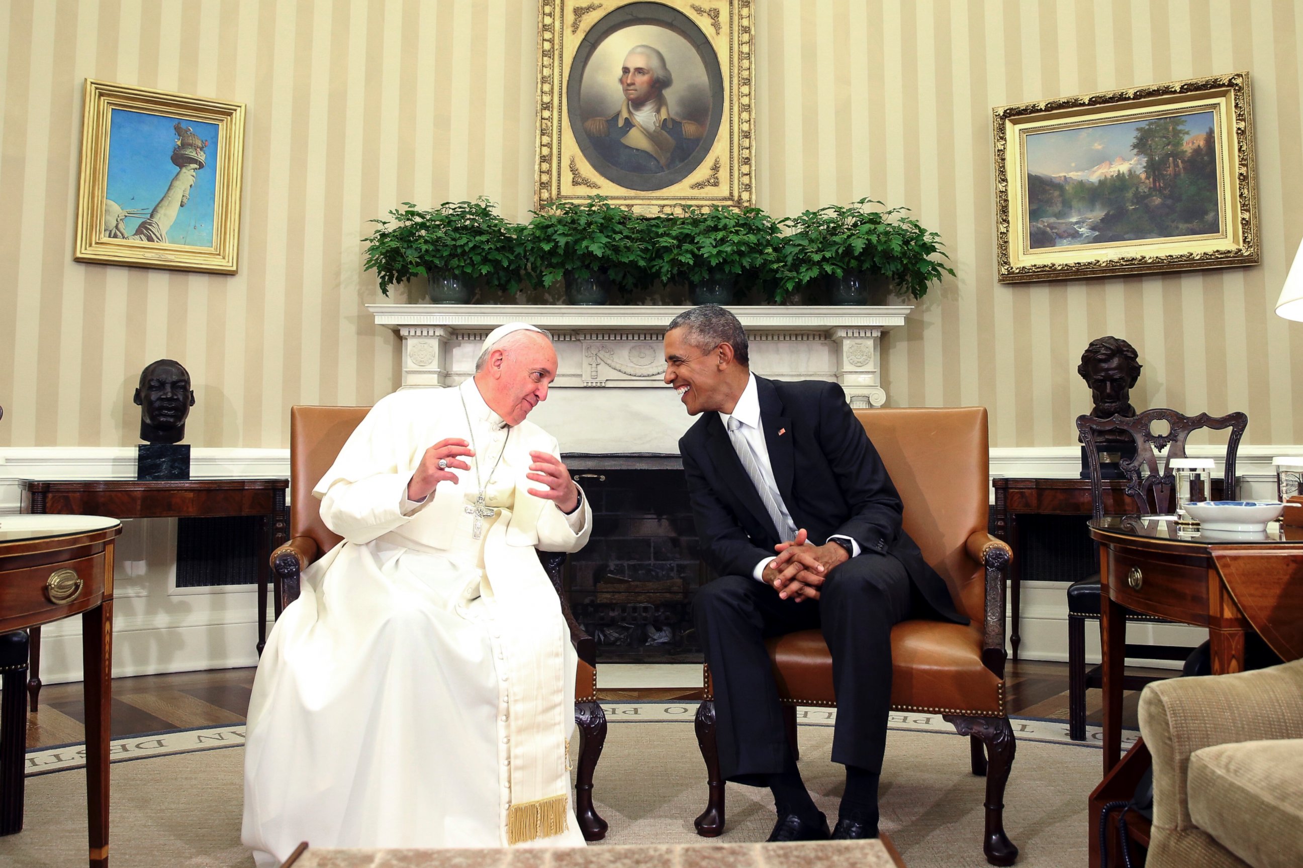 PHOTO: President Barack Obama talks with Pope Francis in the Oval Office of the White House in Washington, Sept. 23, 2015.