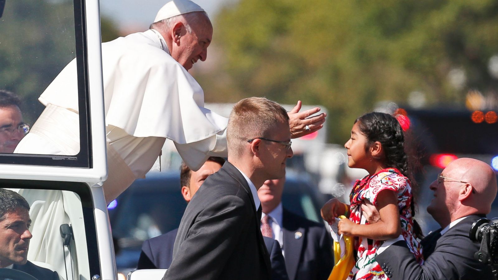 greb begynde alligevel Meet the Little Girl Blessed by Pope Francis - ABC News