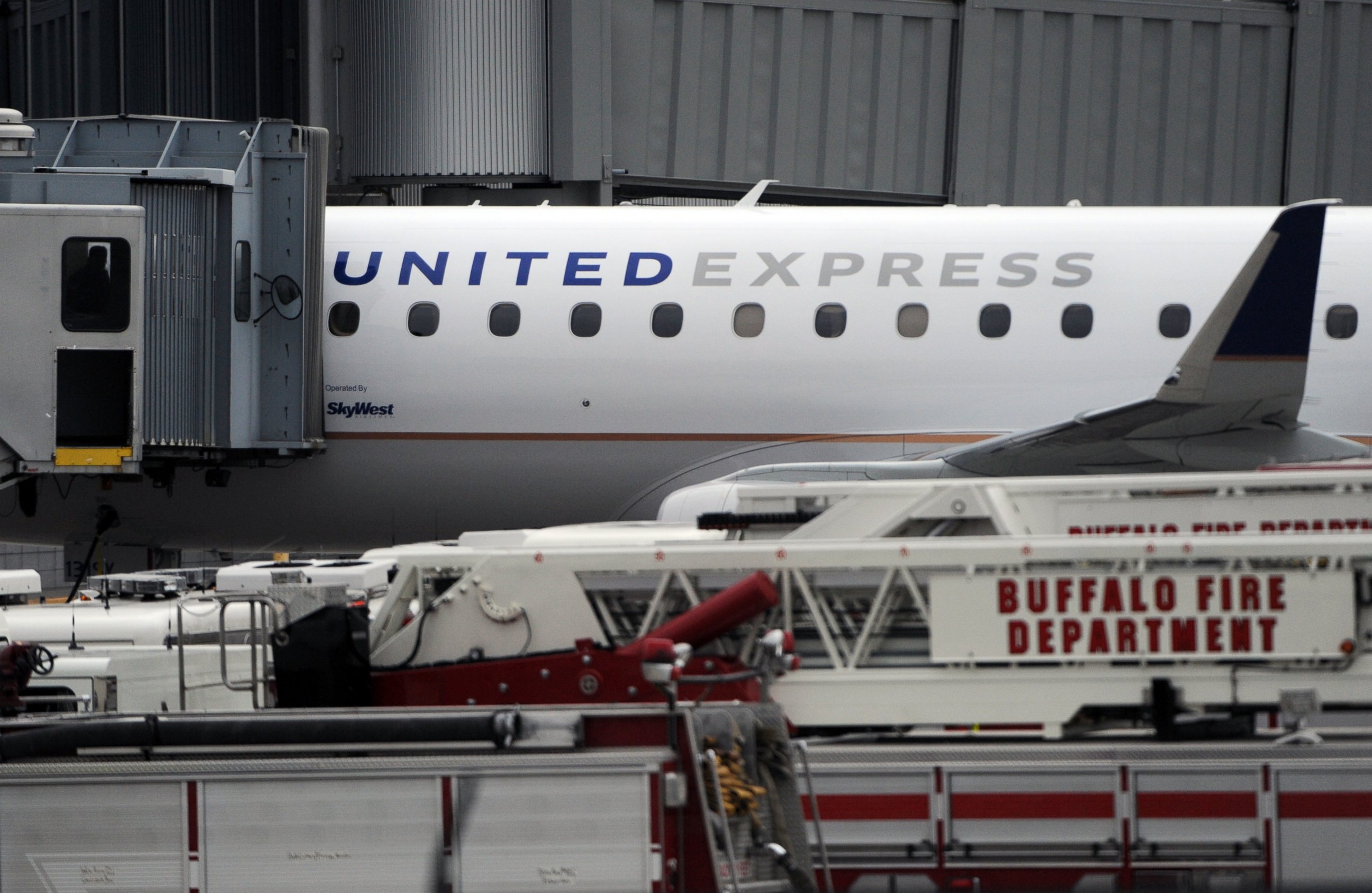 PHOTO: Emergency vehicles surround a SkyWest Airlines plane, operating as United Express, that made an emergency landing at Buffalo Niagara International Airport, April 22, 2015, in Cheektowaga, N.Y.