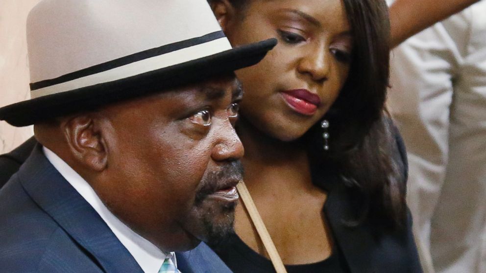 PHOTO: The Rev. Joey Crutcher, the father of Terence Crutcher, and his daughter Tiffany Crutcher, wait in a hallway in the Tulsa County courthouse for the arraignment of Tulsa police officer Betty Shelby in Tulsa, Okla., Sept. 30, 2016.