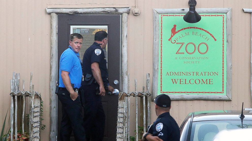 PHOTO: Police officers enter the administration building at the Palm Beach Zoo after zookeeper Stacey Konwiser died while being attacked by a tiger, April 15, 2016, in West Palm Beach, Fla.