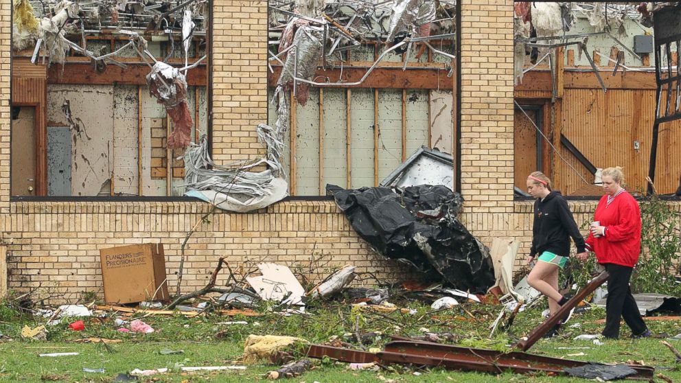 PHOTO: Residents survey damage to an elementary school caused by severe weather, May 11, 2015, in Van, Texas. 