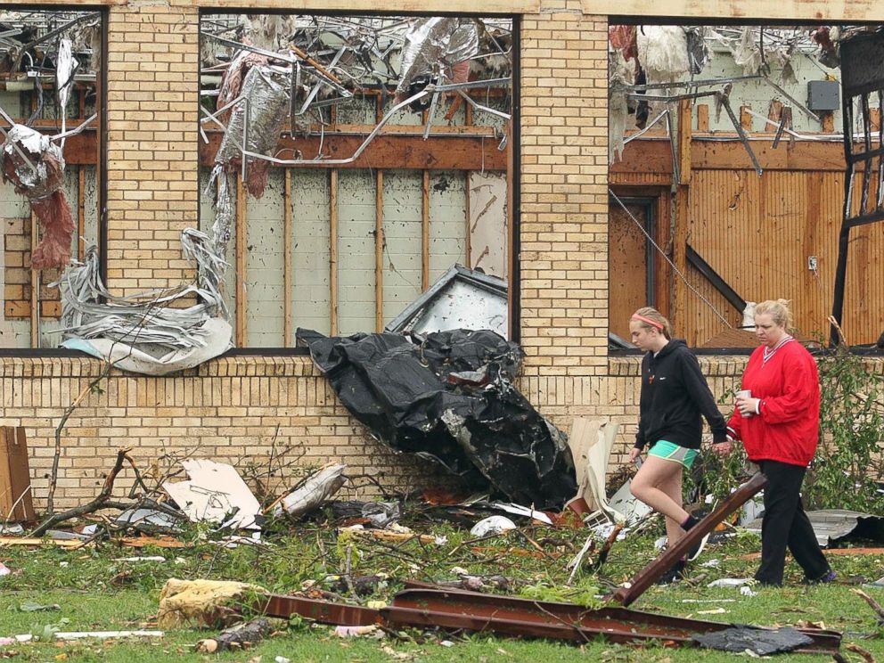 PHOTO: Residents survey damage to an elementary school caused by severe weather, May 11, 2015, in Van, Texas.